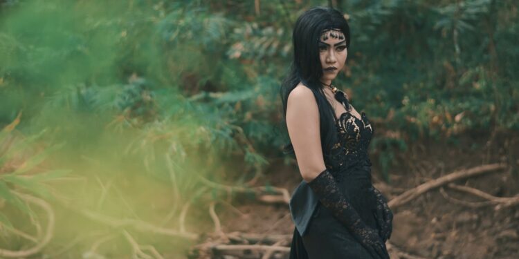 How To Dress Goth For A Date Night?